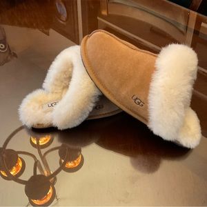 Brand New !! Size 7 UGG Slippers!!